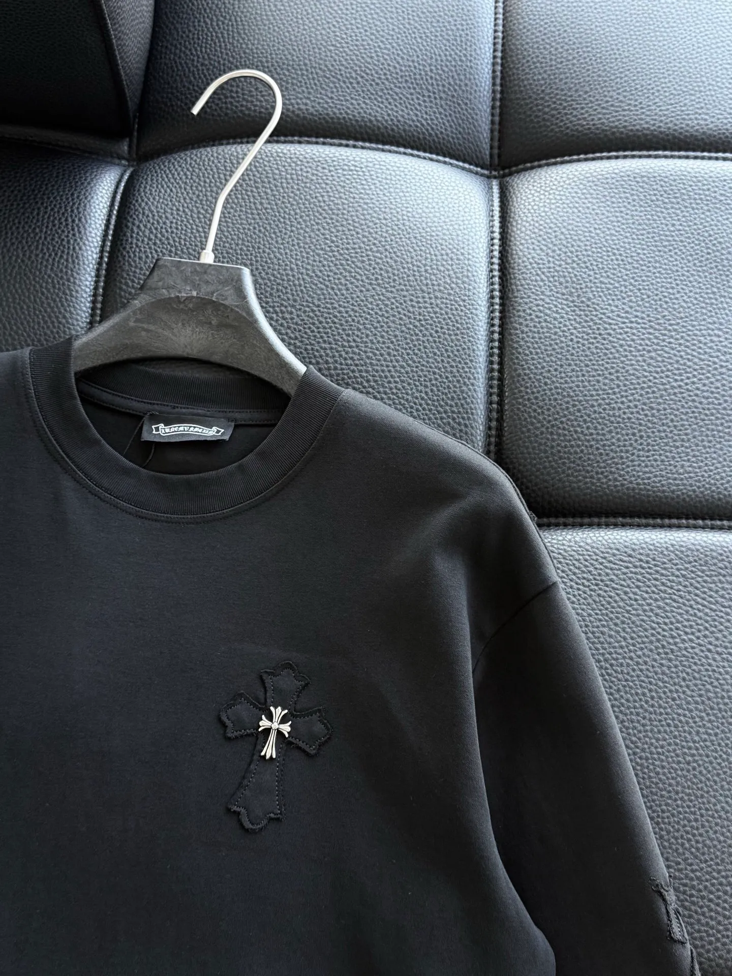 P426 Chrome Hearte CH new cross horseshoe Chrome Heart Sanskrit three-dimensional patchwork show craftsmanship, washed and frayed, double-sided cotton fabric, custom-dyed in the same vat with special bold 32-count double-strand 1X1 thread. .Light luxury, a must-have item for daily commuting for men and women.  Color: Black White Size: M~3x Style No.: 3589